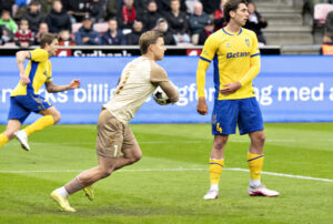 Patrick Pentz i aktion mod FC Midtjylland.