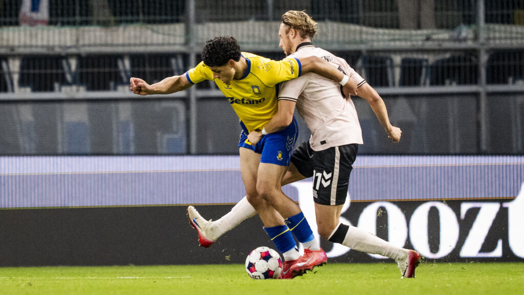 Marcus Younis i en duel med OB's Niemiec