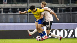 Marcus Younis i en duel med OB's Niemiec