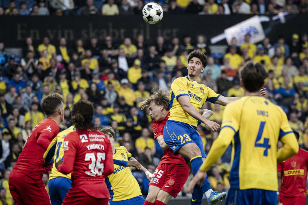 Mayckel Lahdo i en hovedstødsduel under en kamp mellem FC Nordsjælland og Brøndby IF.