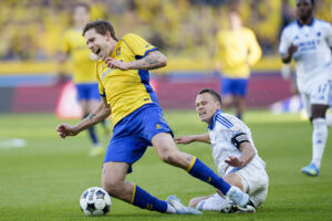 Nicolai Vallys bliver tacklet i kampen mod FCK