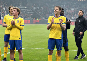 Brøndbys Nicolai Vallys klapper til fansene efter opgøret mod FC Midtjylland i sæsonens sidste kamp i 2026.