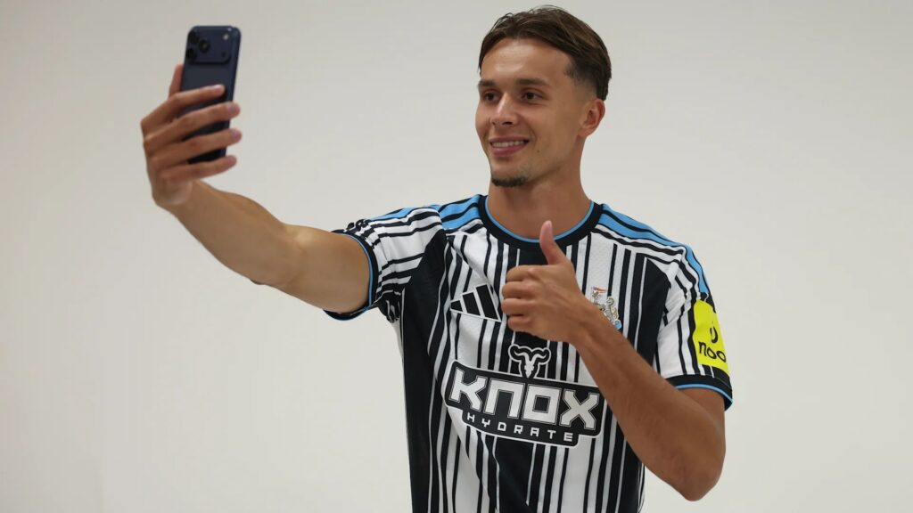 Amar Dedic tager et billede af sig selv iført en Newcastle-trøje.