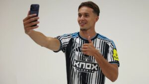 Amar Dedic tager et billede af sig selv iført en Newcastle-trøje.