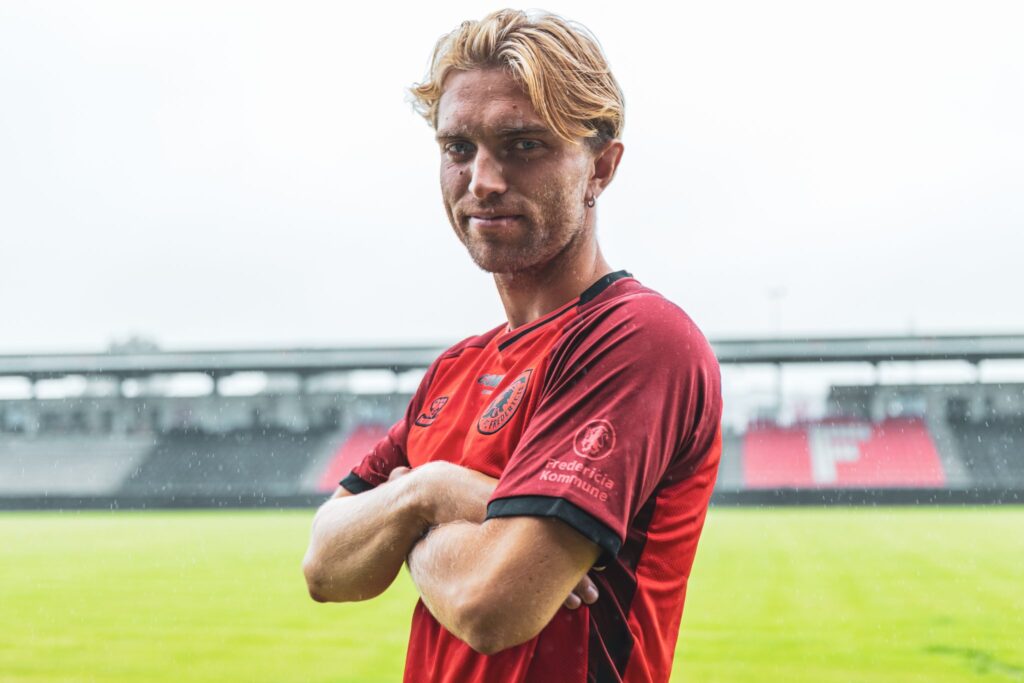 Andreas Pyndt poserer i en FC Fredericia-trøje.
