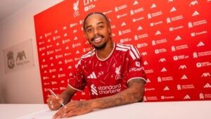 Bradley Barcola i en Liverpool-trøje.