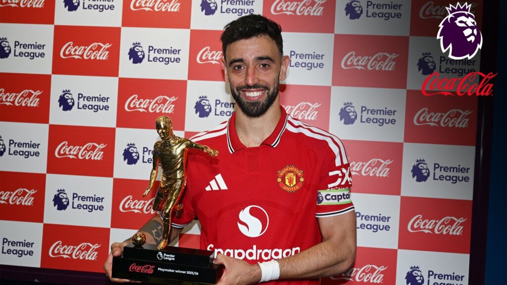Bruno Fernandes med trofæet for flest assists i Premier League.