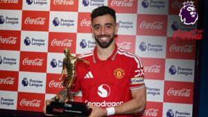 Bruno Fernandes med trofæet for flest assists i Premier League.