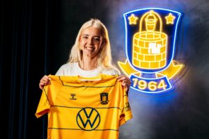 Elvira Nejmann præsenteres med en Brøndby-trøje.