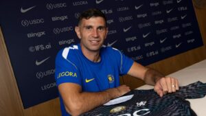 Emiliano Martinez skriver under på en kontrakt i Chelsea.