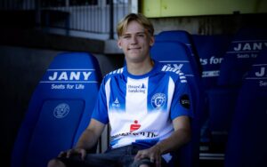 Felix Skovholm poserer i en AaB-trøje