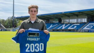 Hjalte Froholdt med en Lyngby-trøje påtrykt 2030.