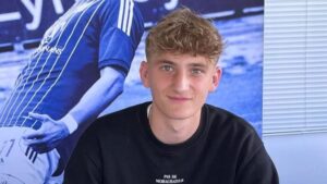 Hjalte Froholdt underskriver kontrakt i Lyngby.