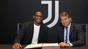 Jhon Lucumí skriver under på kontrakt i Juventus.