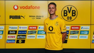 Joey Veerman poserer i Dortmund.