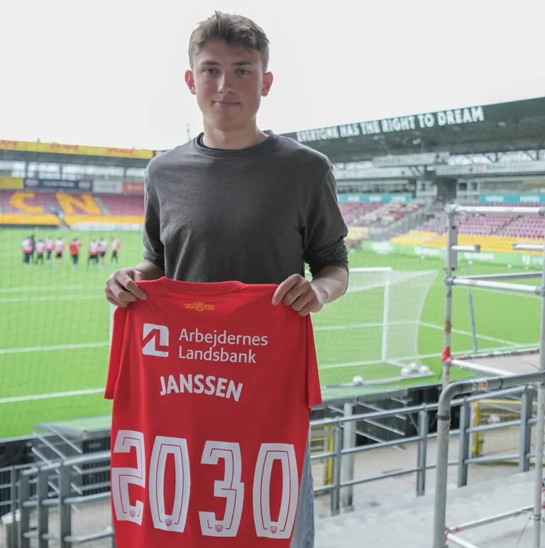 Justin Janssen med en trøje med påskriftenm 2030 på Right to Dream Park i Farum.