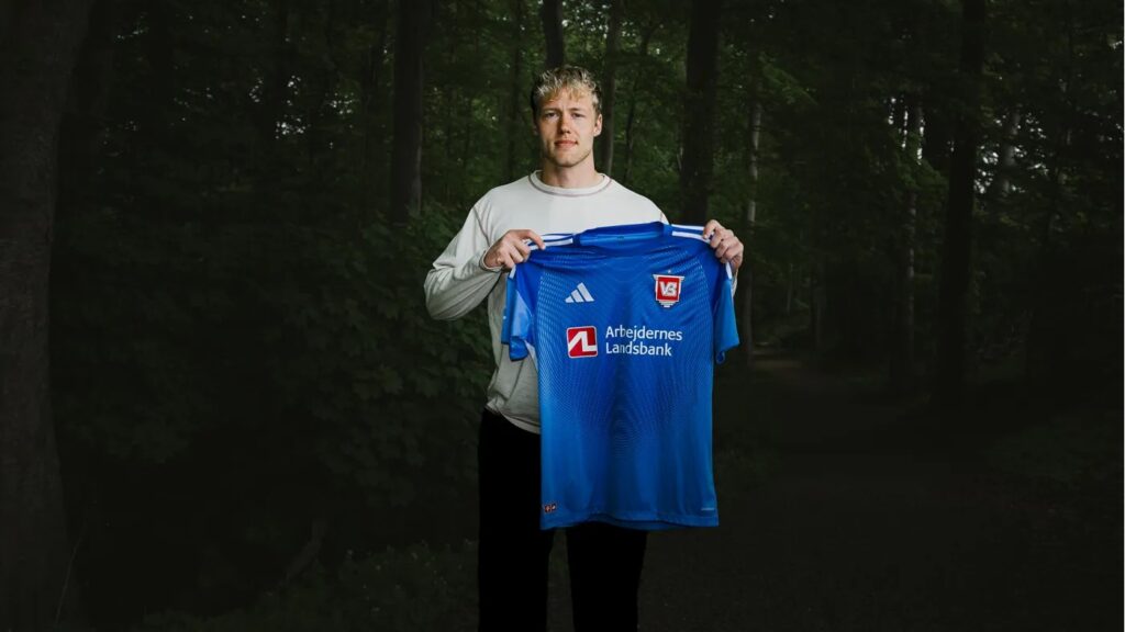 Kasper Kristensen med en blå Vejle-trikot i nørreskoven.