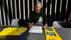 Finske Kevin Jarju skriver under på en kontrakt i Brøndby IF.