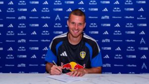 Nico Elvedi har i dag skrevet under med Leeds United