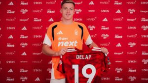 Liam Delap med en Nottingham Forest-trøje i hænderne.