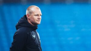 Liam Manning kigger på til træning i Huddersfield.