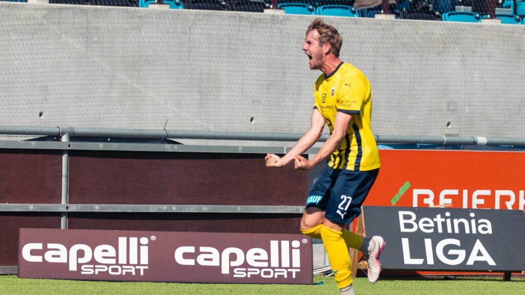 Lukas Klitten fejrer sin 0-1-scoring for Hobro mod HB Køge.