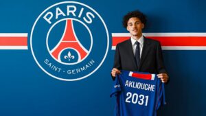 Maghnes Akliouche præsenteres i Paris Saint-Germain