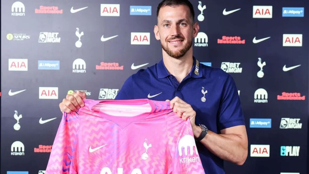 Martin Dubravka med en Tottenham-trøje i hænderne.