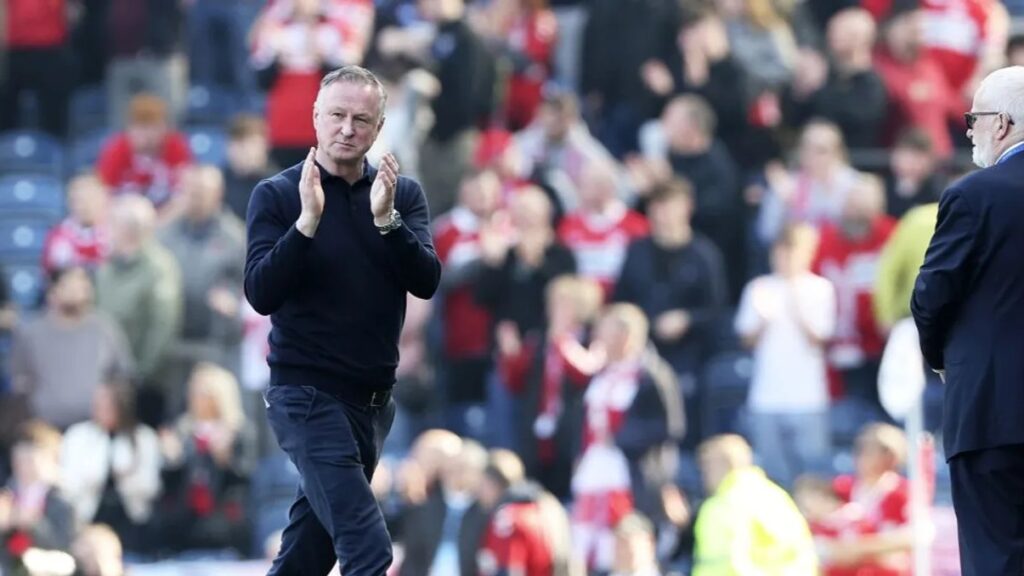 Michael O'Neill klapper til Blackburn-tilhængerne.
