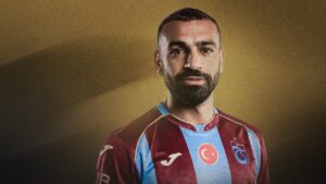 Mohamed Salah præsenteret i Trabzonspor med en guld baggrund.