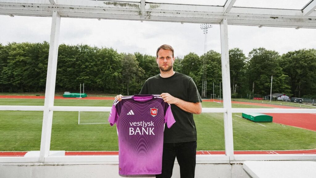 Nicolai Larsen med en Vejle Boldklub trøje i hænderne.