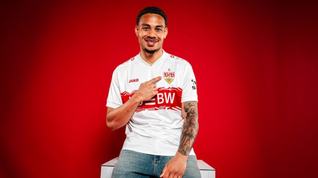 Nikolas Nartey peger på Stuttgart-logoet.