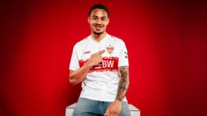 Nikolas Nartey peger på Stuttgart-logoet.