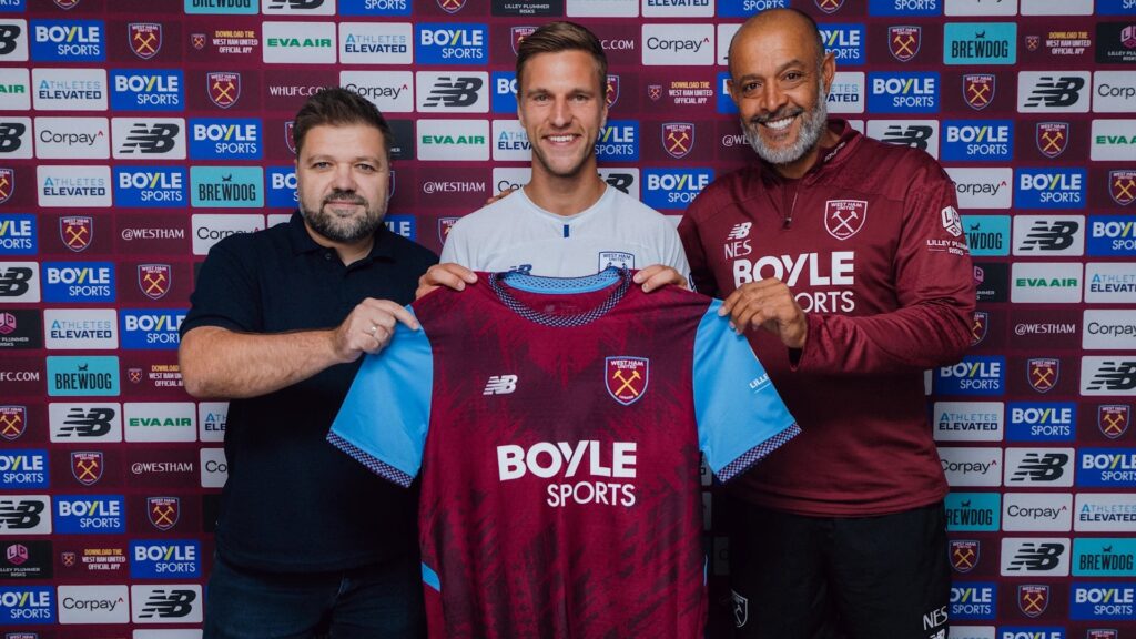 Nils Koppen, Joel Veltman og Nuno Espirito Santo holder sammen en West Ham trøje.