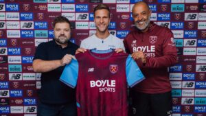 Nils Koppen, Joel Veltman og Nuno Espirito Santo holder sammen en West Ham trøje.