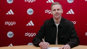 Oleksandr Zinchenko ved sin kontraktunderskrivning i Ajax.