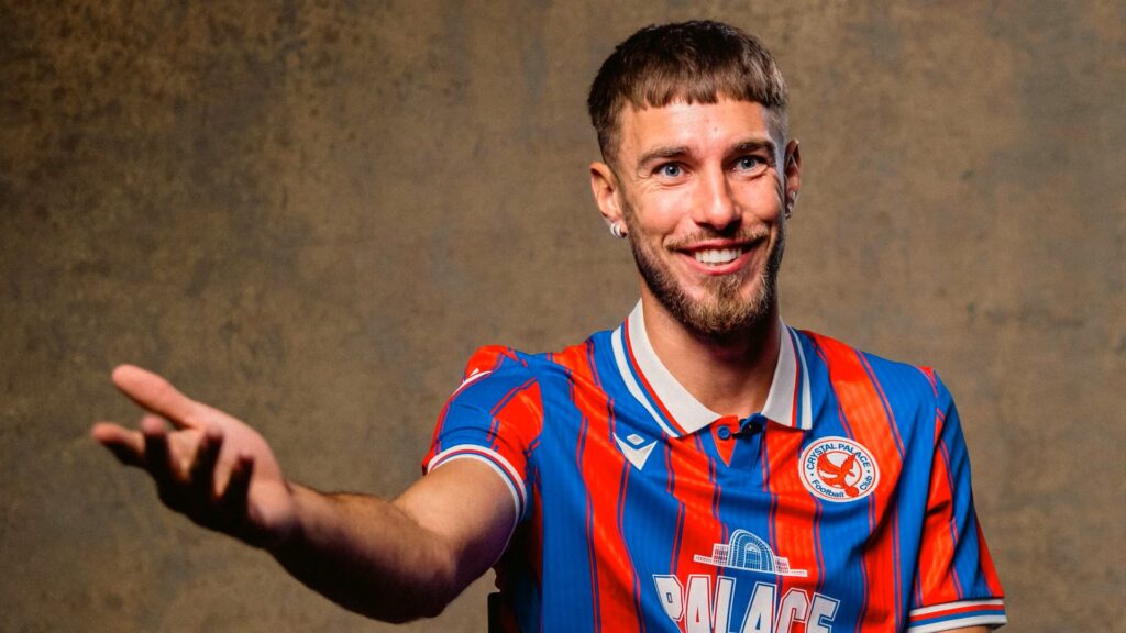 oscar Mingueza iført en Crystal Palace-trøje.