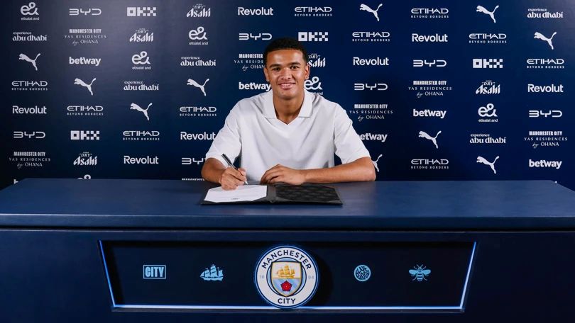 Pierce Charles skriver under på kontrakt i Manchester City.