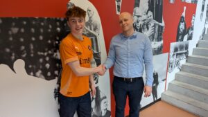Sebastian Lindhardt poserer i en FC Midtjylland-trøje.
