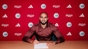 Sofyan Amrabat skriver under på en kontrakt i Ajax.