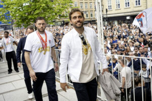Jakob Poulsen på vej ind på rådhuset i Aarhus.
