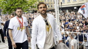 AGF's Jakob Poulsen ankommer til Aarhus Rådhus