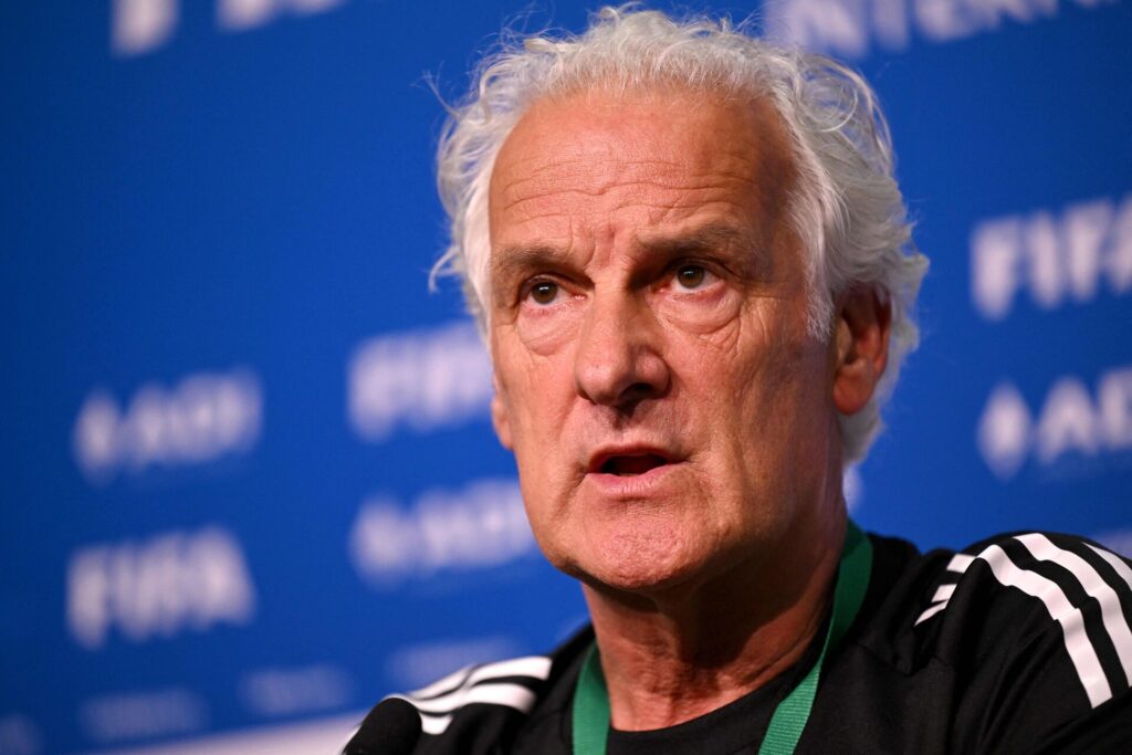 Fred Rutten på et pressemøde.