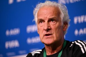 Fred Rutten på et pressemøde.