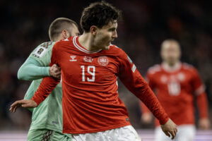 Jonas Wind i duel med en forsvarsspiller i kampen mellem Danmark og Belarus