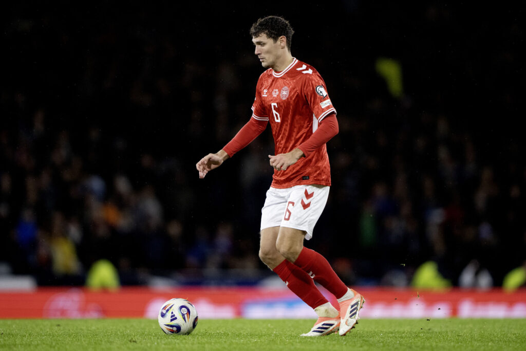 Andreas Christensen på bolden under en kamp for Danmark.