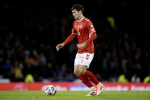 Andreas Christensen på bolden under en kamp for Danmark.