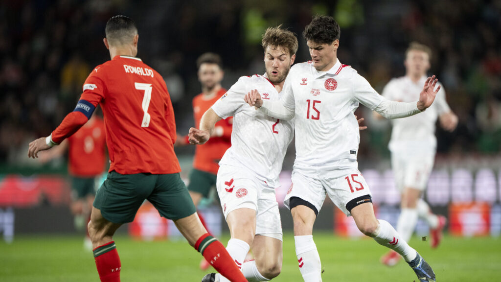 Christian Nørgaard i duel med Cristiano Ronaldo