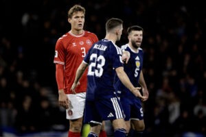 Jannik Vestergaard i duel med Skotland.