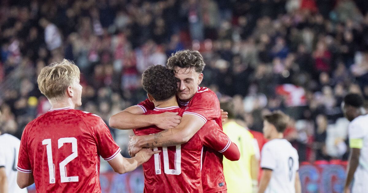 Transfer-LIVE: Dansker-transfer kan udløse kædereaktion Danmarks Silas Andersen score til 1-1 og jubler sammen med Clement Bischoff og Thomas Jørgensen under U21 EM-kvalifikationskampen mellem Danmark og Østrig på Vejle Stadion fredag den 10. oktober 2025.